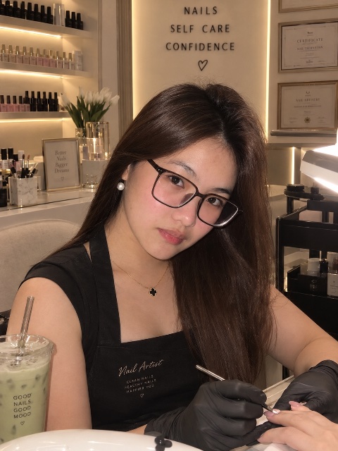 Hi, I’m Let, your nail tech! Your go-to nail artist for clean, classy, and luxurious nails. From simple and timeless sets to trendy nail designs, I’m here to bring your dream nails to life.